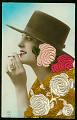 Femme Brodee Art Deco Fumeuse carte postale ancienne