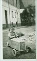 Enfant Fillette voiture a pedale Jouet Photo ancienne