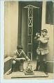 Garcons Grue Jouet Carte postale ancienne photo